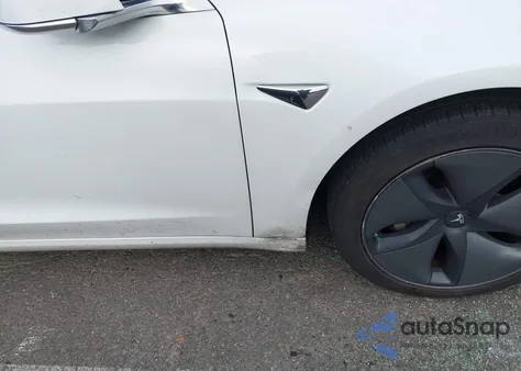 2018 Tesla Model 3 Long Range/Performance z USA, uszkodzony, nr VIN 5YJ3E1EB6JF100184